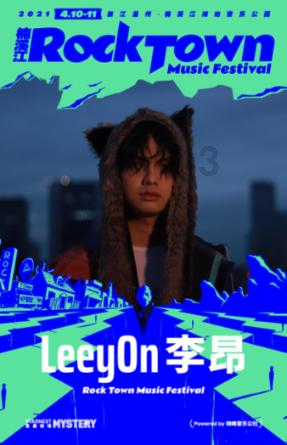 浇花的漂亮女孩