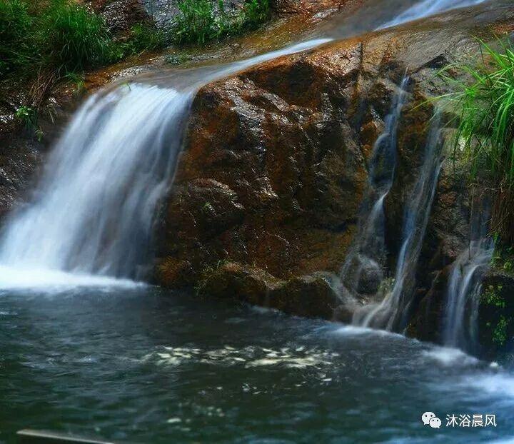黑色连衣裙显得人既成熟稳重又有气质，这样子的穿搭风格你会喜欢吗？游戏画面
